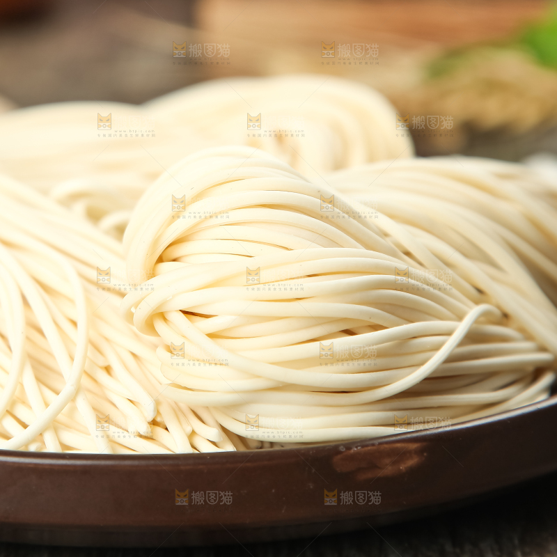 木板上放着一盘细面条