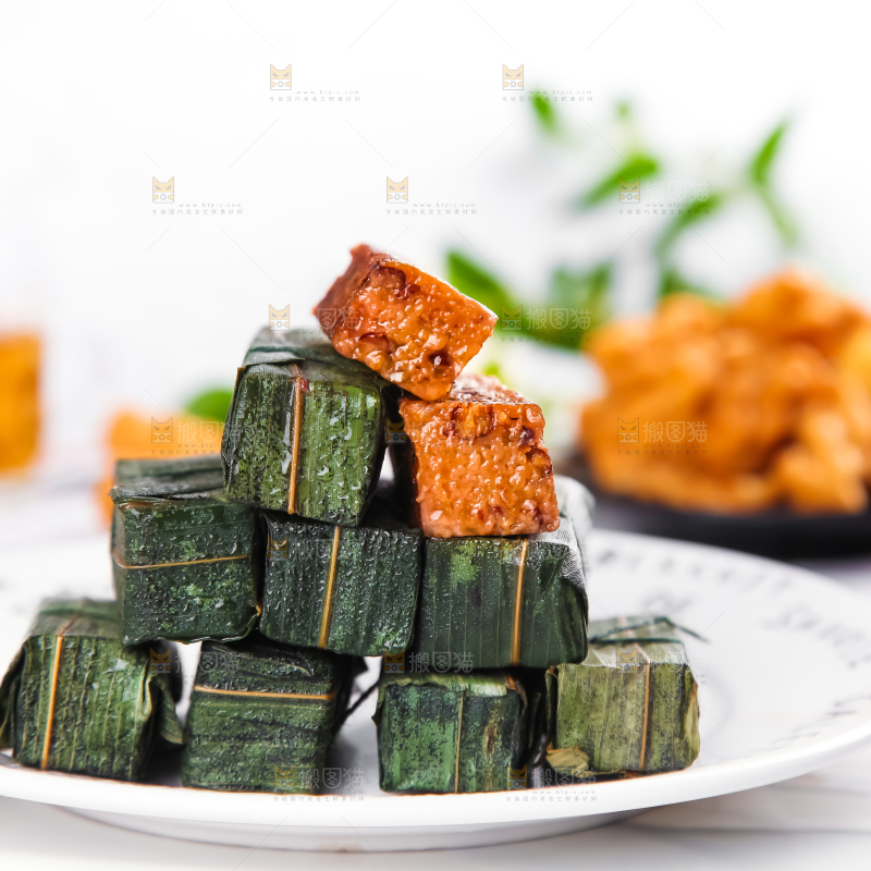 盘子里放着竹叶糕