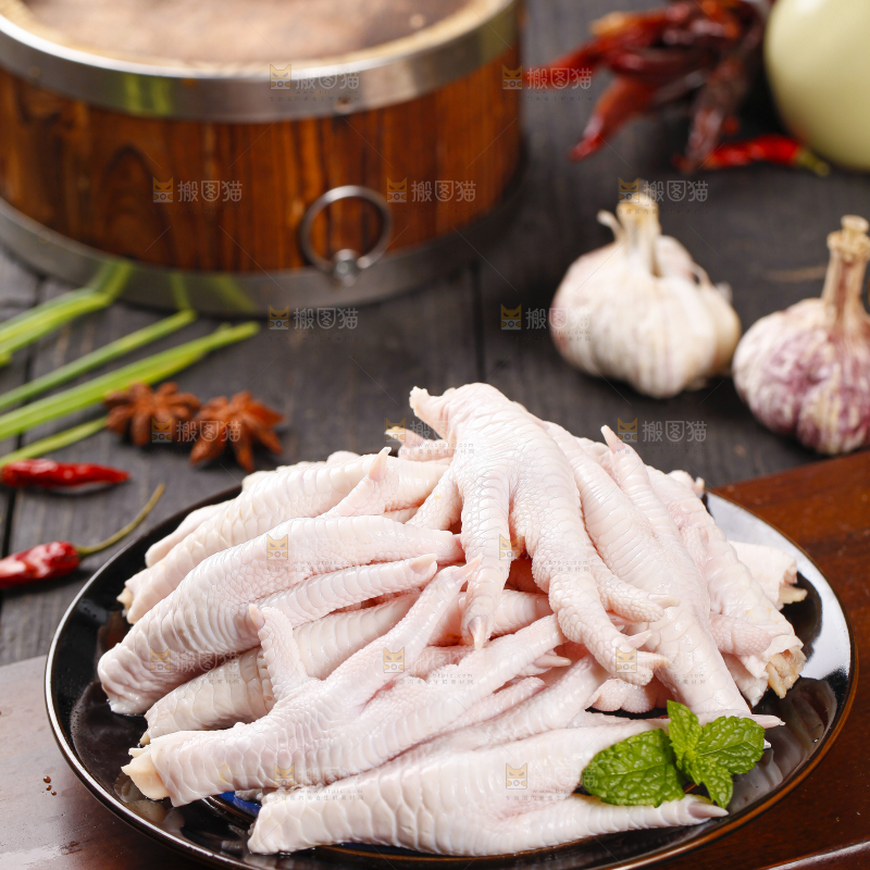 木板上放着一盘鸡爪子