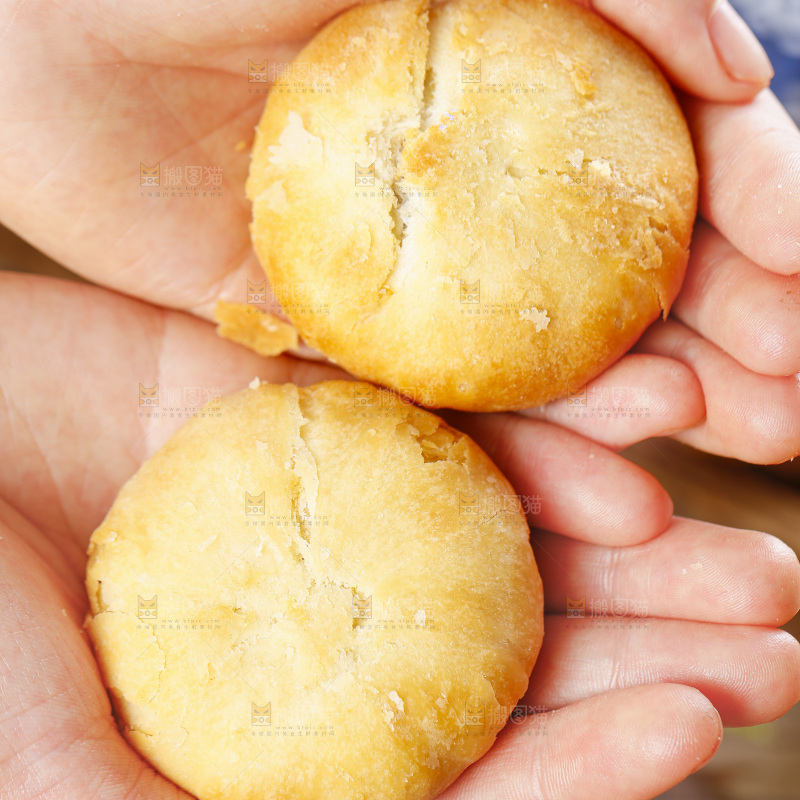 手里拿着五仁月饼