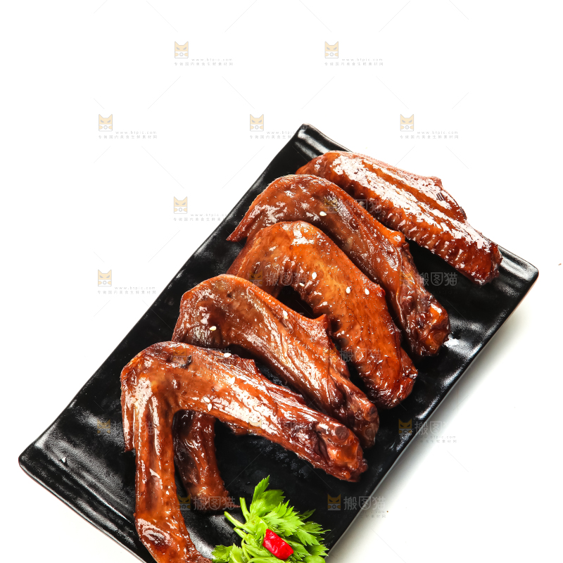 白底上放着酱香鸭翅