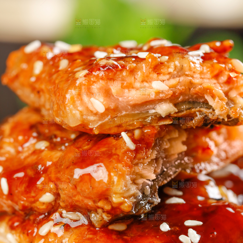 盘子里装着鳗鱼饭