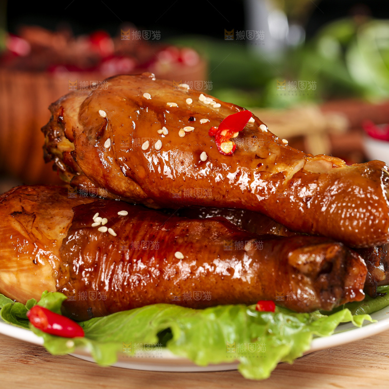 木板上放着一盘红烧鸡腿