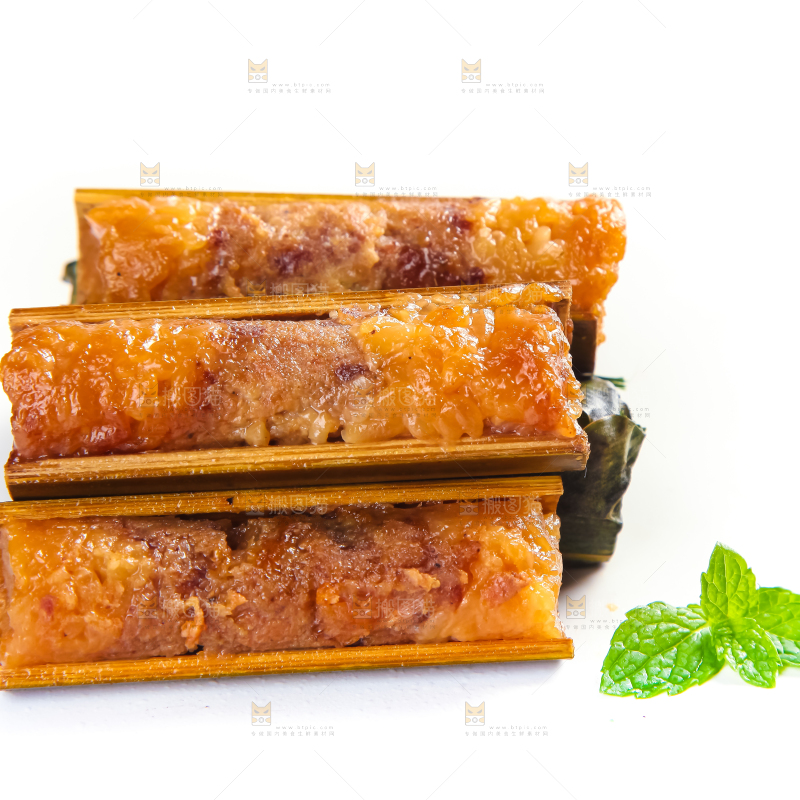 白底上放着竹筒肉粽