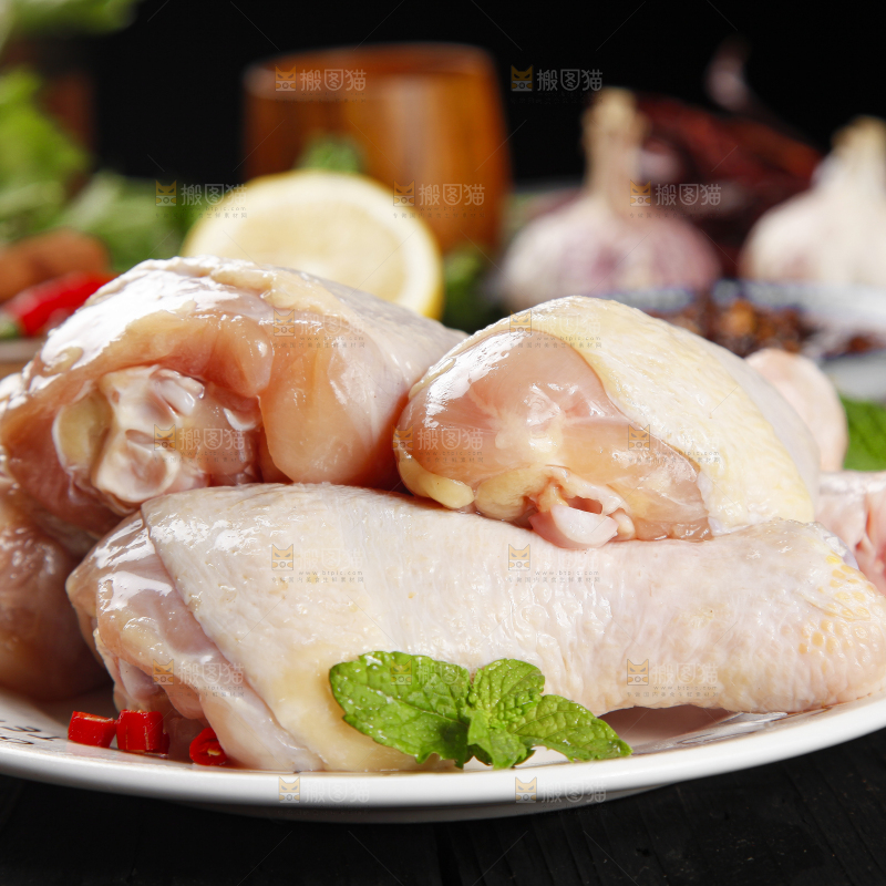 木板上放着一盘新鲜鸡腿