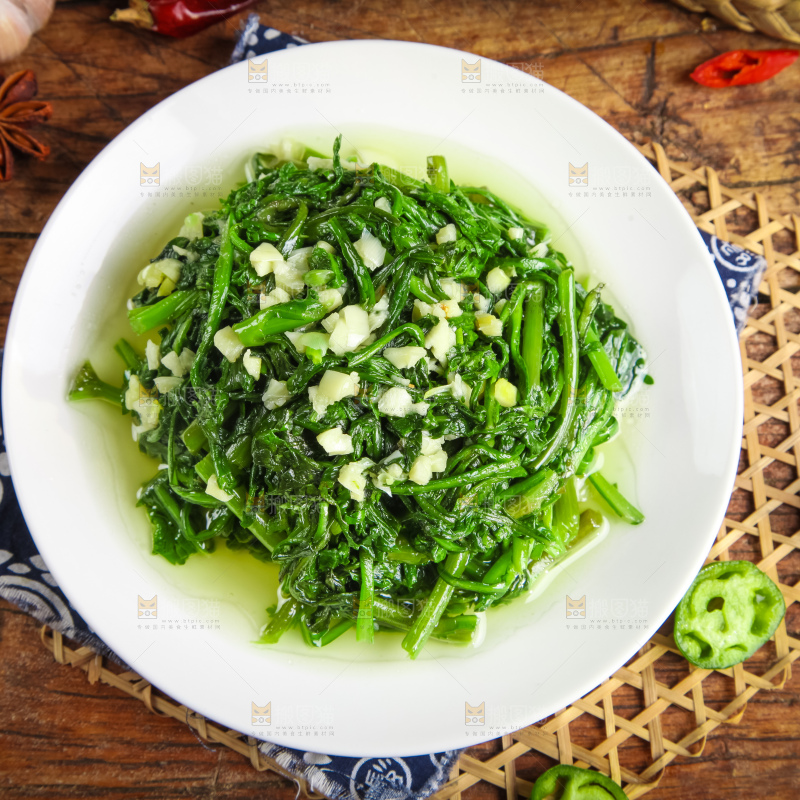 盘子里的炒茼蒿