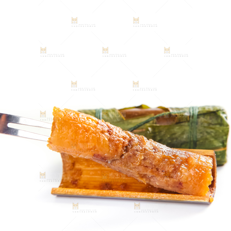 白底上放着竹筒肉粽