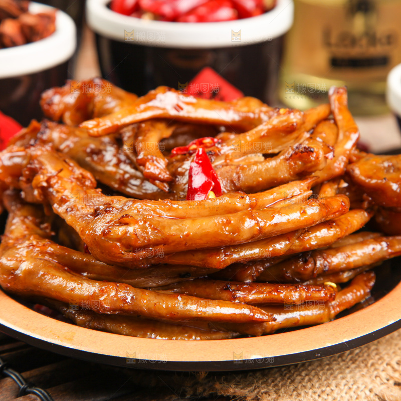 盘子里装着卤鸭掌