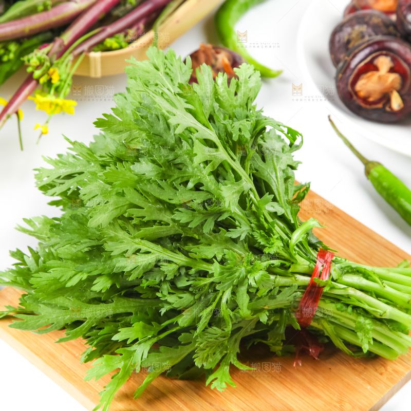 木板上放着茼蒿