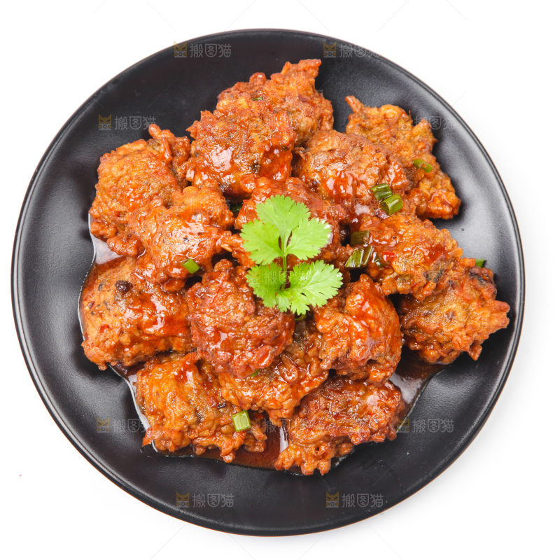 盘子里装着红烧藕圆子