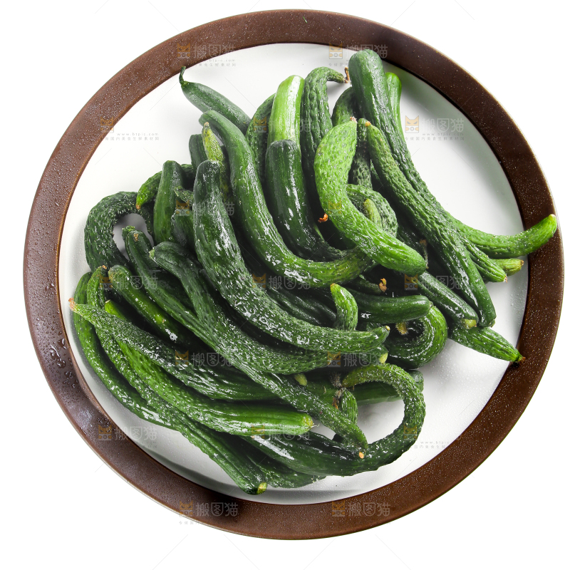 盘子里装着黄瓜仔