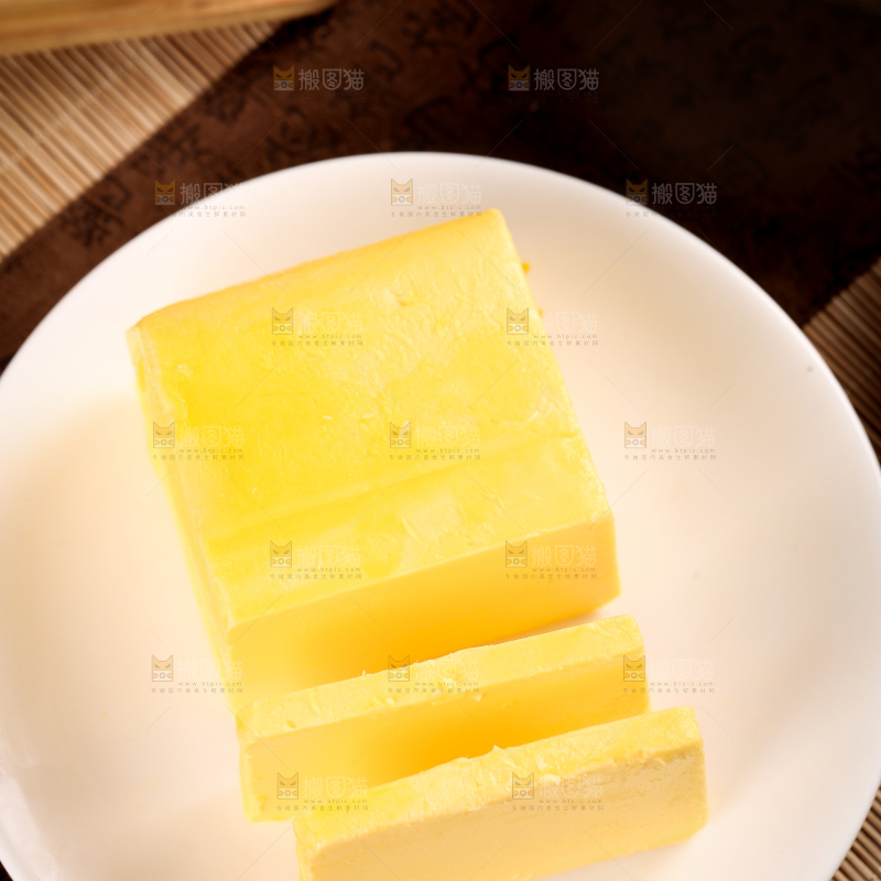 盘子里装着无盐黄油