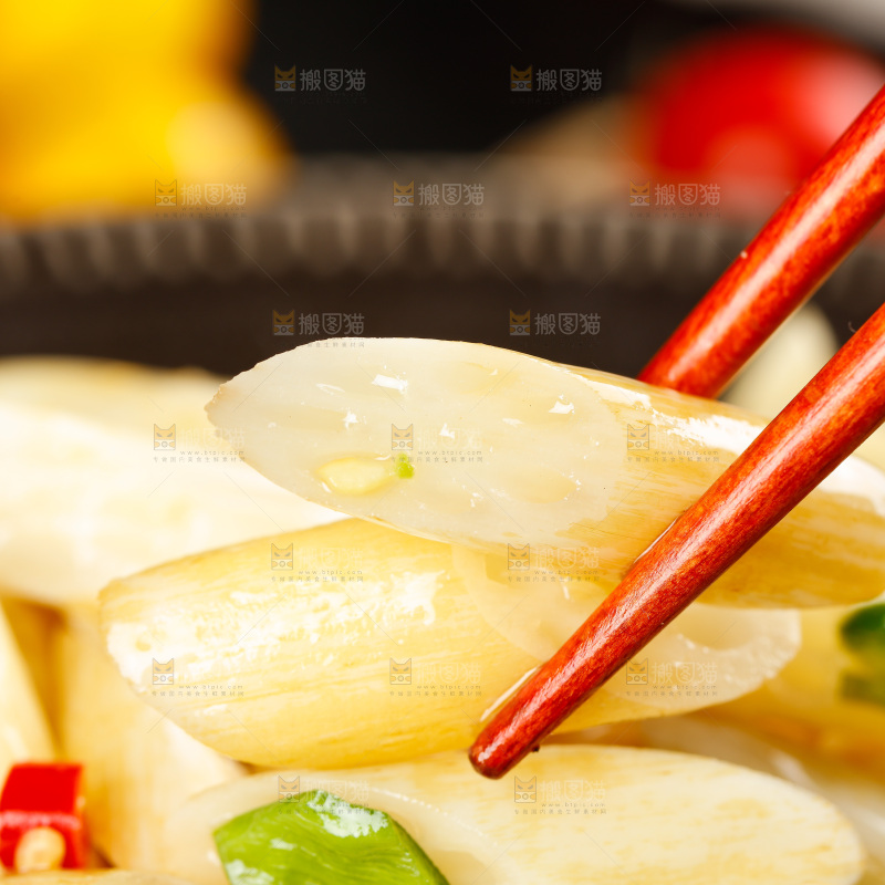 盘子里装着炒藕带