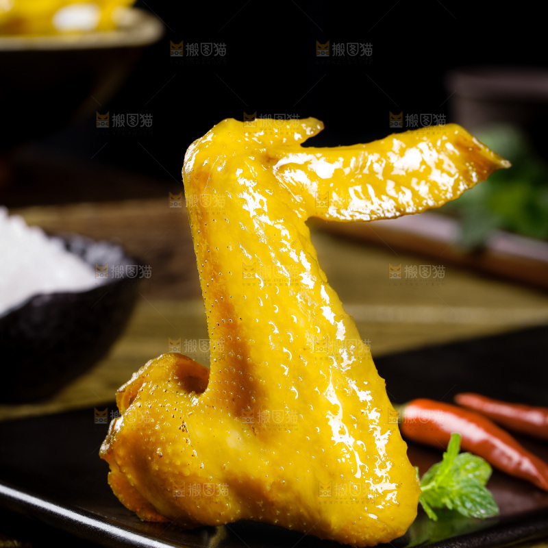 盘子里放着盐焗鸡翅