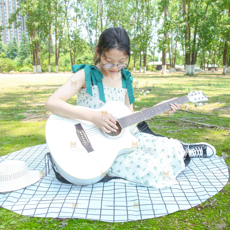 女孩正在弹吉他