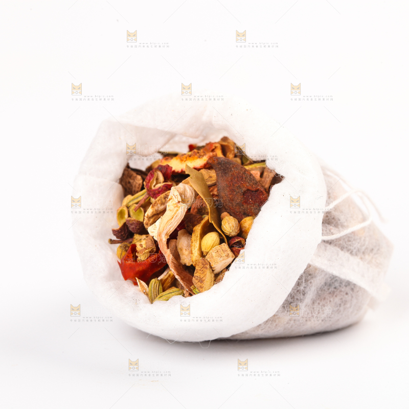 白底上摆放着卤肉料包