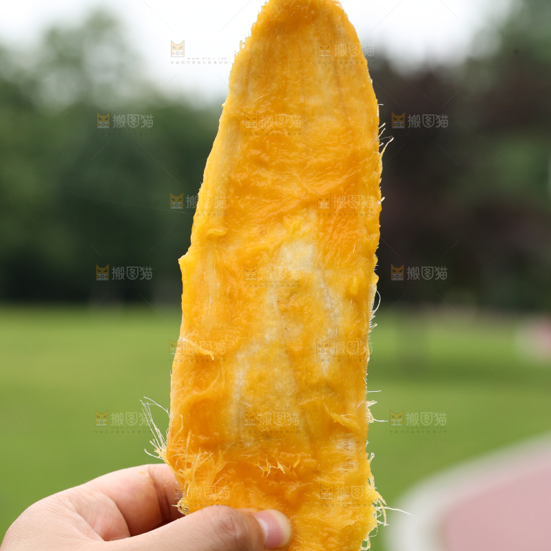 手里拿着大青芒果的果核