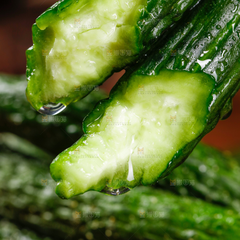 摆放着一堆的黄瓜仔