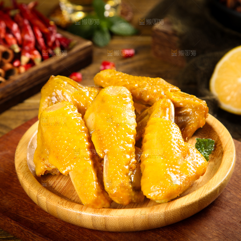 盘子里装着盐焗鸡翅