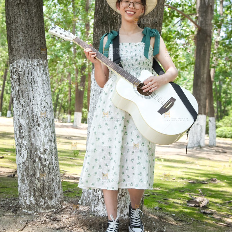 女孩正在弹吉他