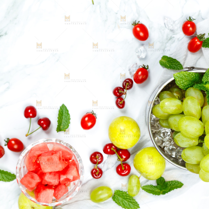 浅底上摆放着水果混合