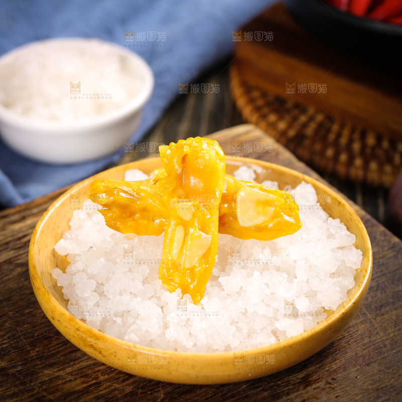 碟子里装着盐焗鸡脚筋