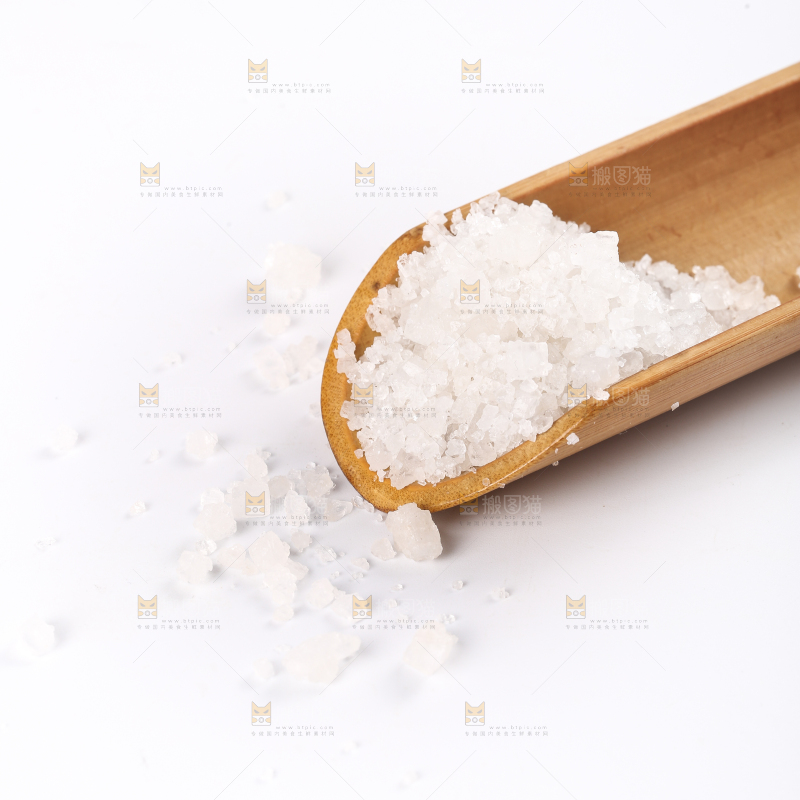 白底上摆放着粗盐