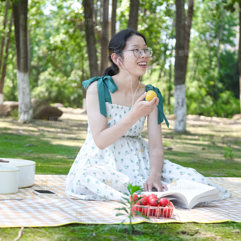 女孩子手里拿着水果
