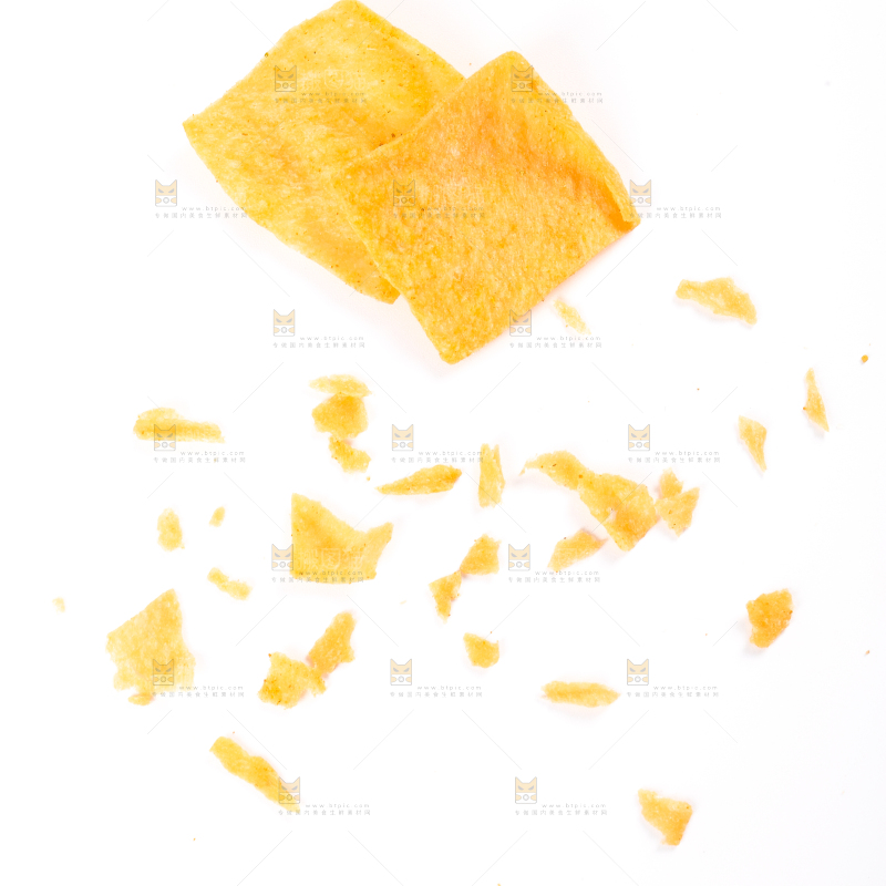 白底上摆放着薯片