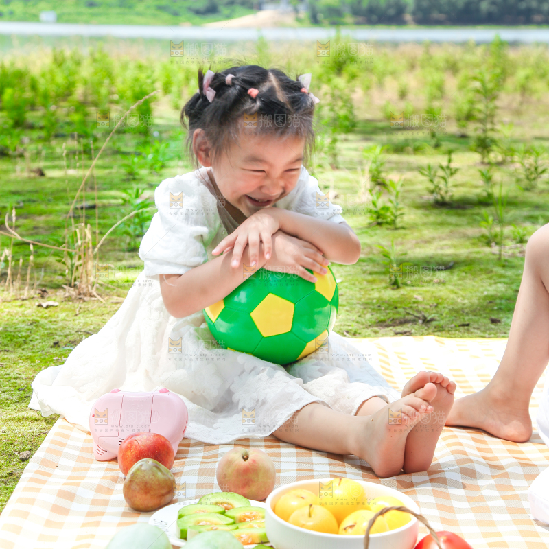 小孩子正在游玩
