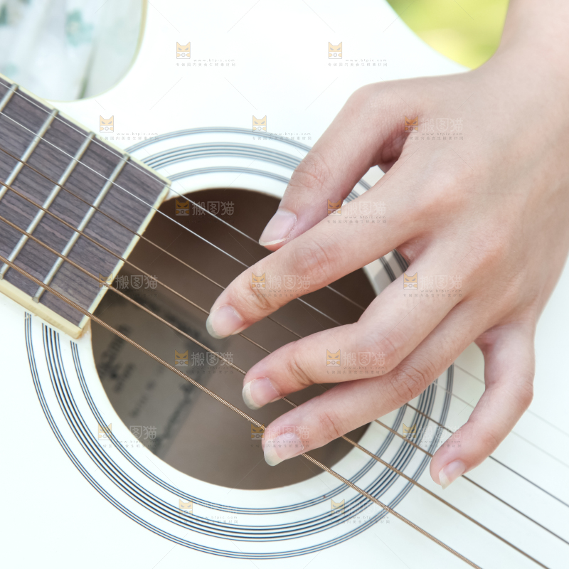 女孩正在弹吉他