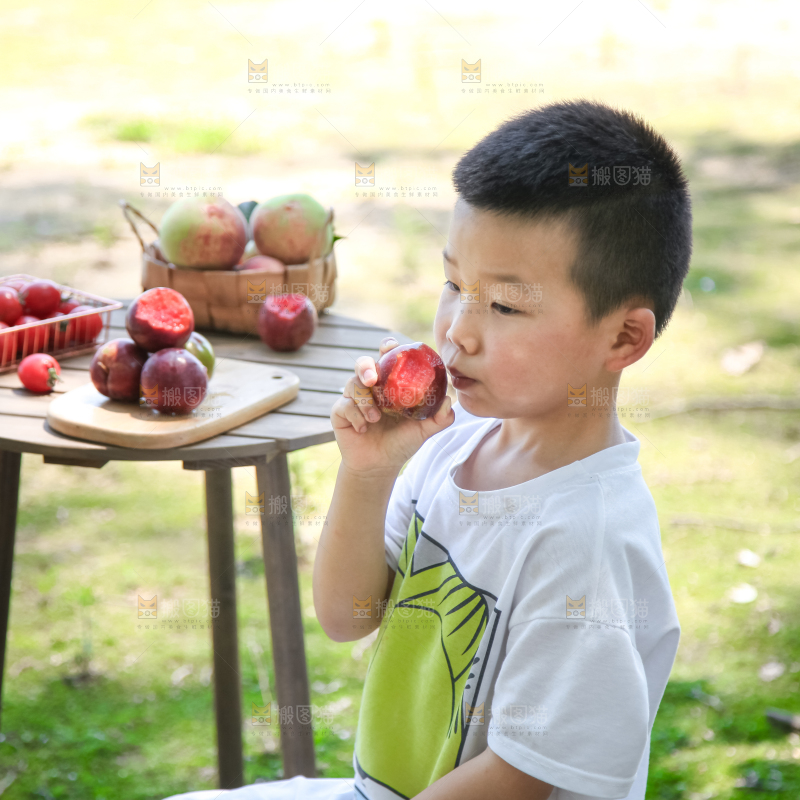小男孩正在吃水果