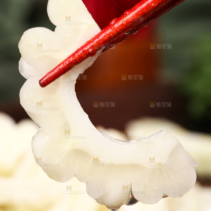 筷子夹着新鲜苹果苦瓜