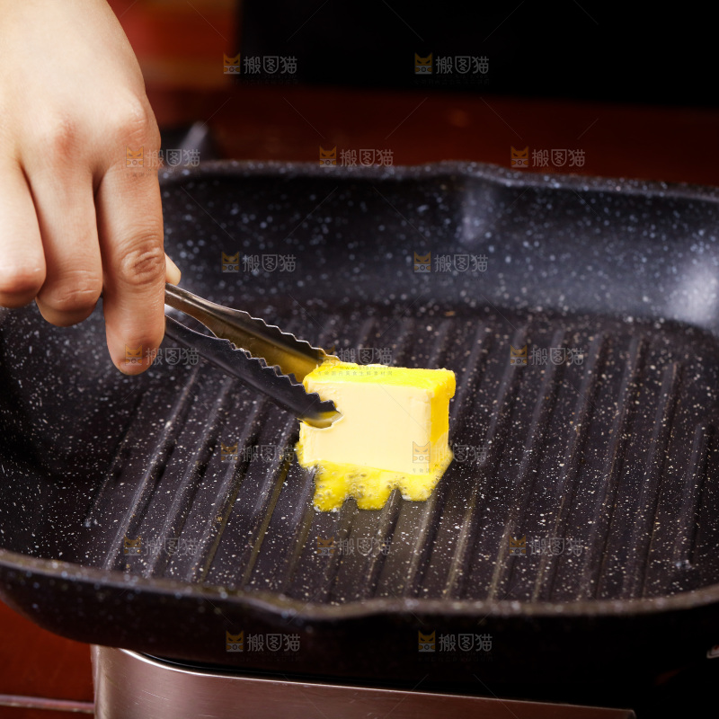 锅里放着黄油