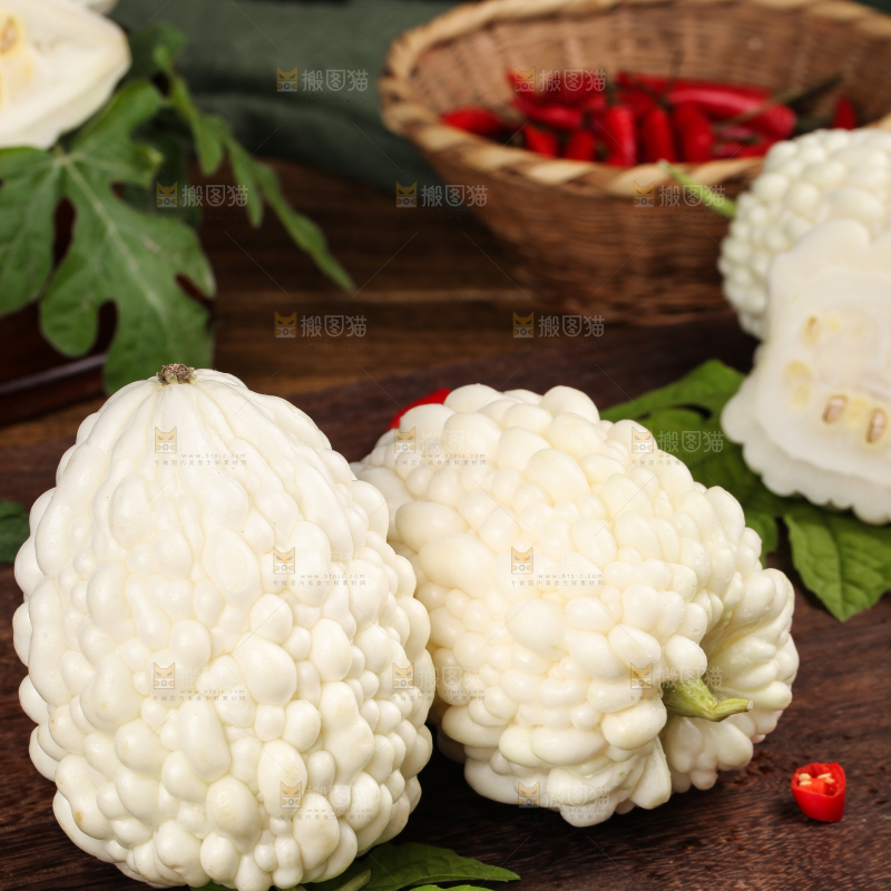 木底上摆放着白玉苦瓜