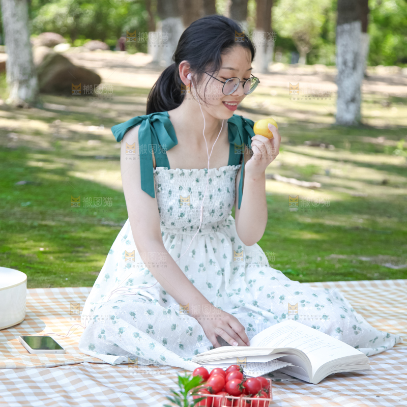 女孩子手里拿着水果