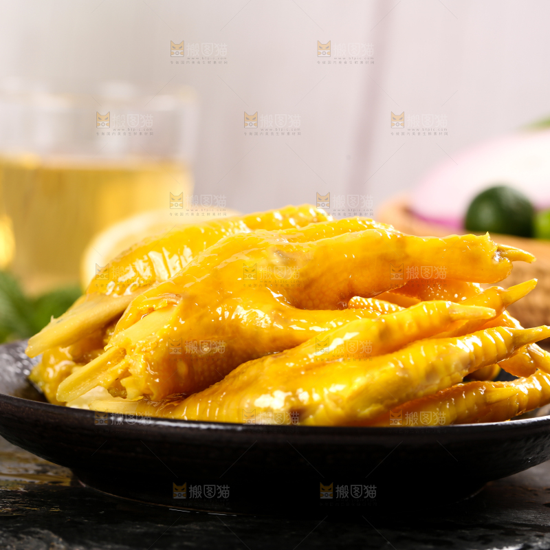 碟子里装着盐焗鸡爪