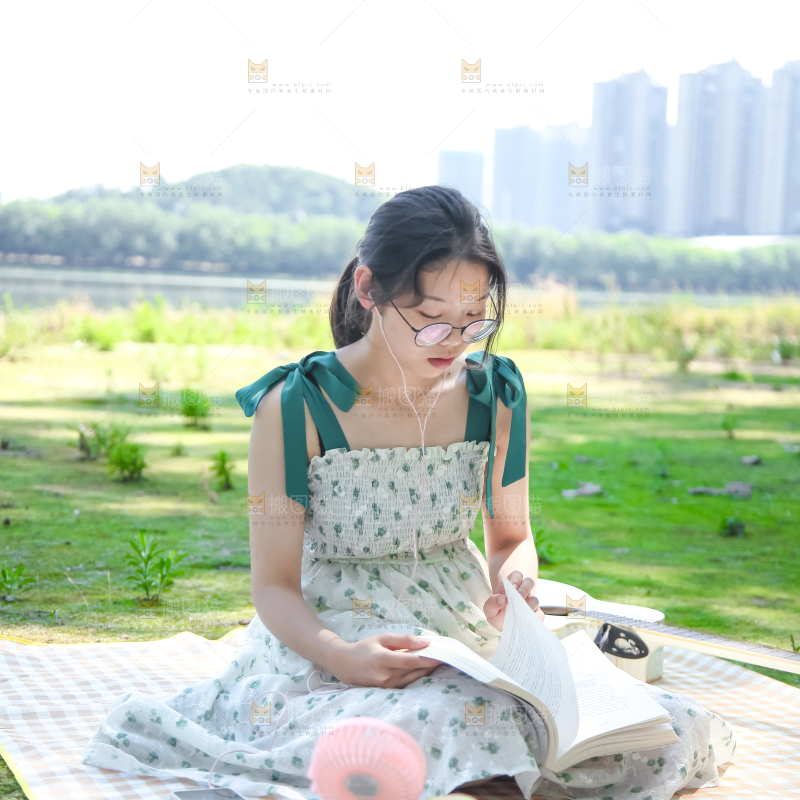 女孩正在看书