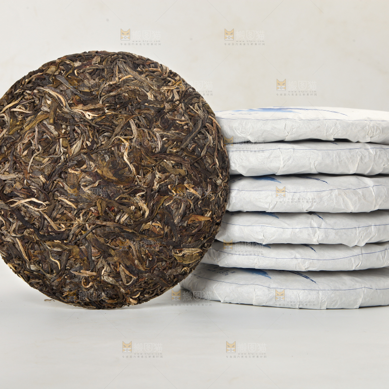 白底上摆放着茶饼