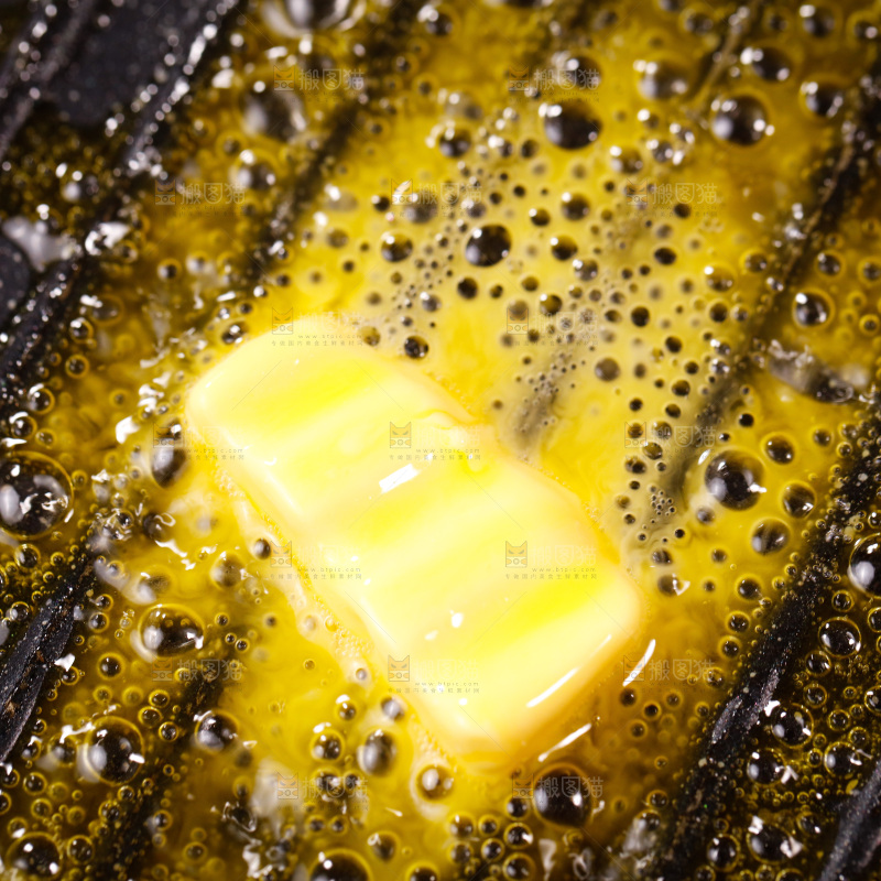 锅里放着黄油