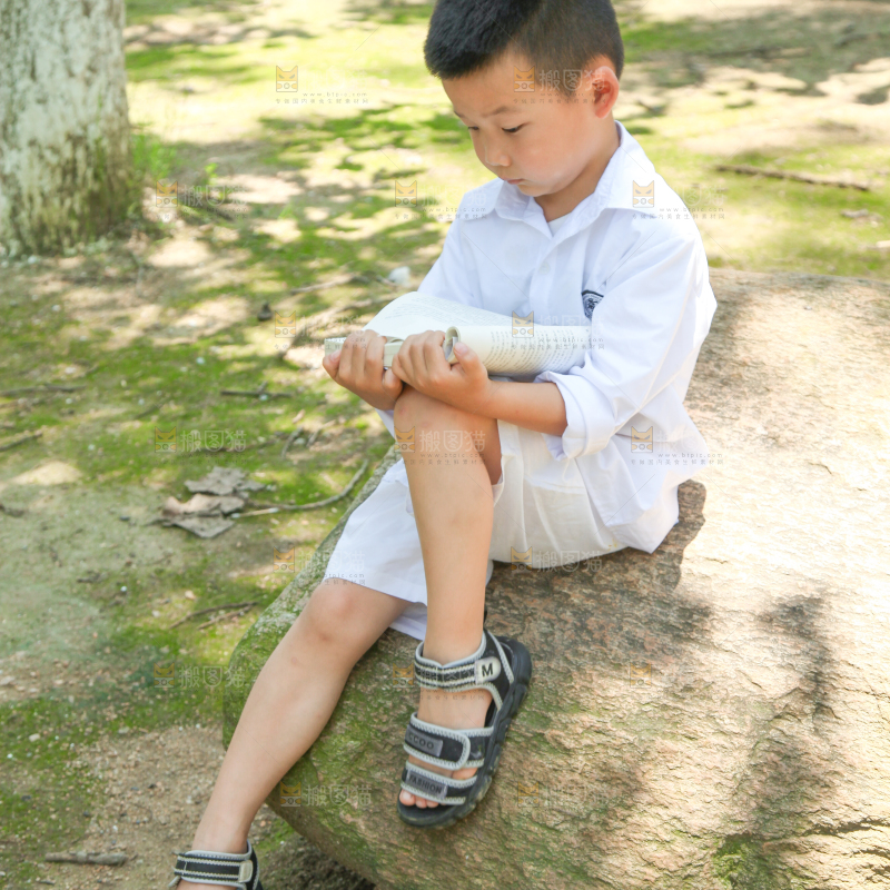 小男孩正在看书