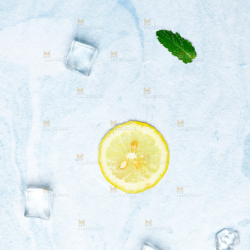 浅底上摆放着一片柠檬