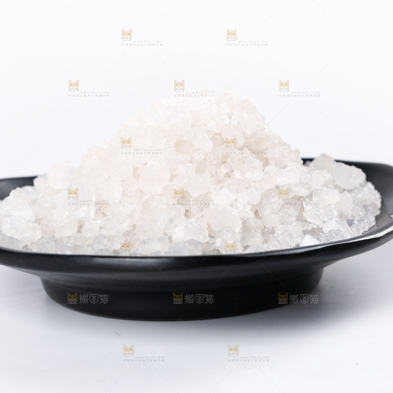 盘子里装着海盐
