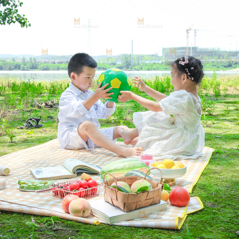 小孩子正在游玩