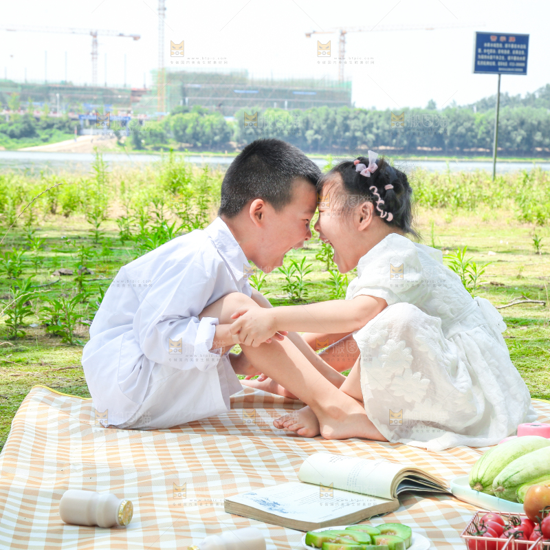 小孩子正在游玩