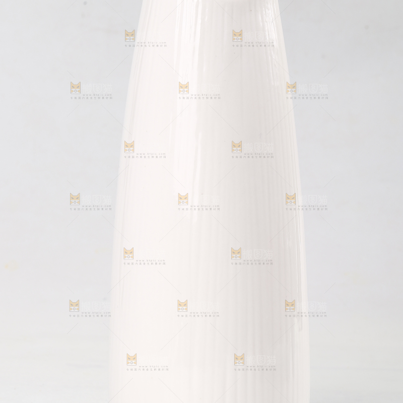 白底上的花瓶