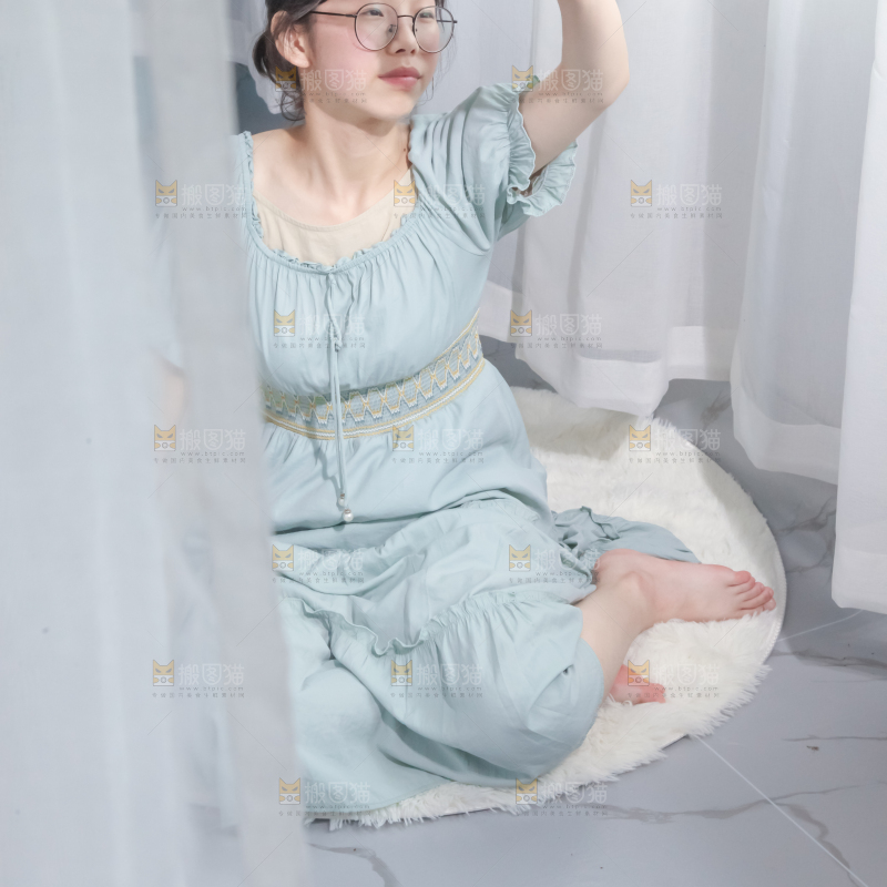 毛毯上坐着一位女孩