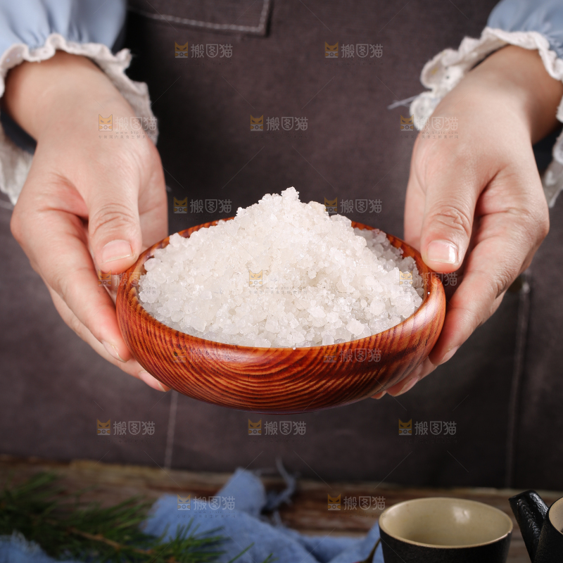 手里拿着一碟海盐