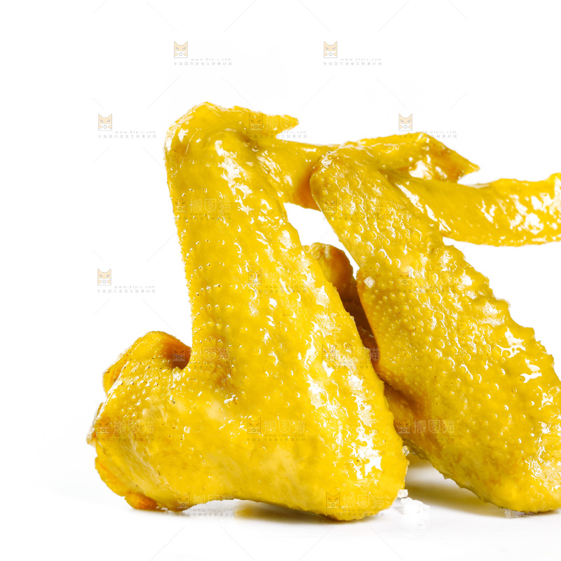 白底上摆放着盐焗鸡翅