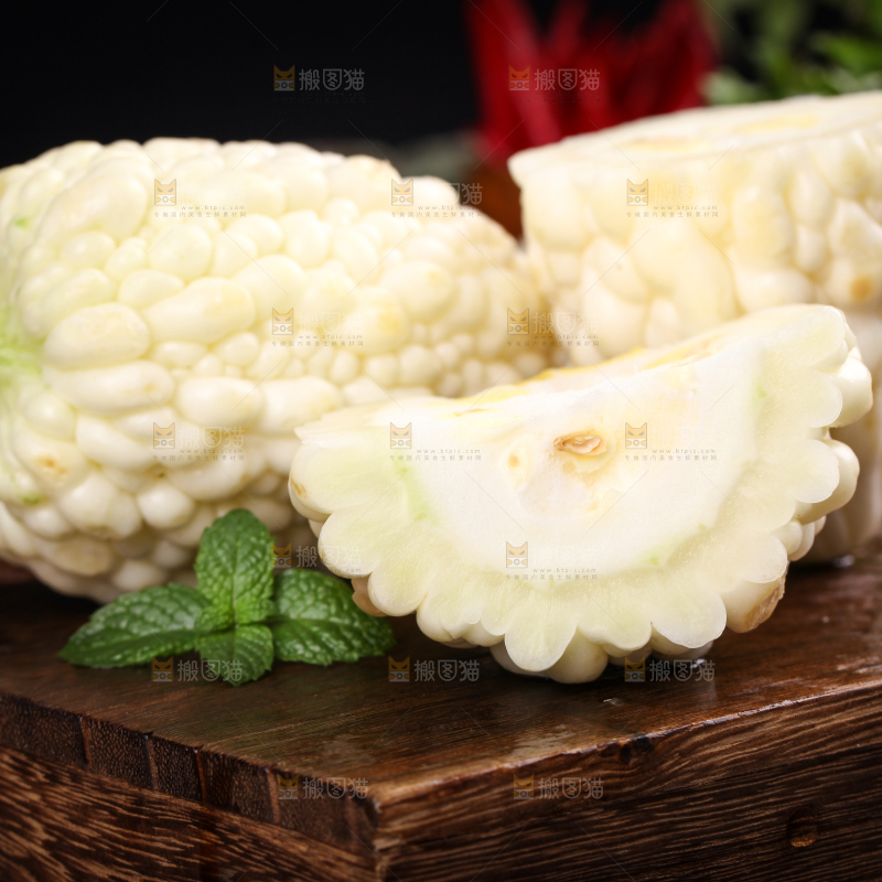 木底上摆放着台湾苹果苦瓜